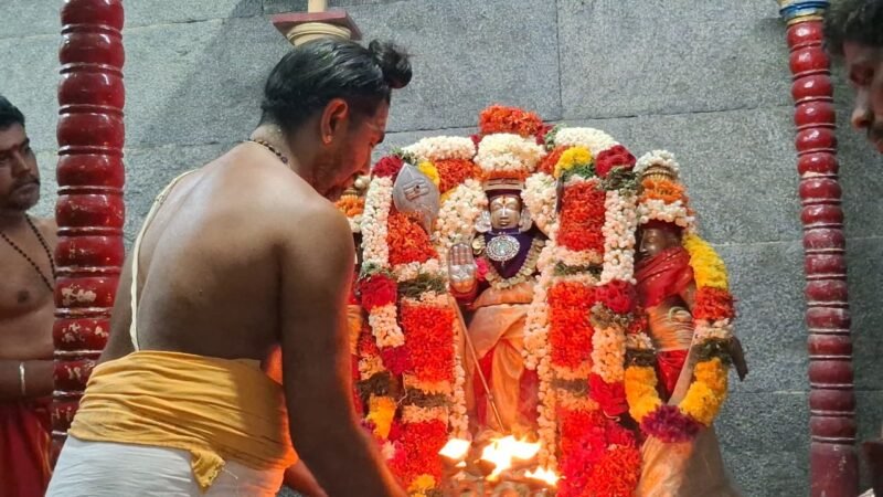 காஞ்சிபுரம் குமரகோட்டம் ஆலயத்தில் ஆணி அமாவாசை வெள்ளி ரத உற்சவம்: பக்தர்கள் வடம் பிடித்து வழிபாடு
