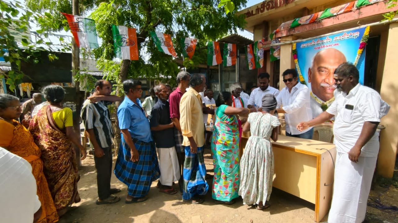 தூத்துக்குடி புதுக்கோட்டையில் காமராஜர் பிறந்தநாள்: காங்கிரஸ் சார்பில் பிரியாணி வழங்கி கொண்டாட்டம்