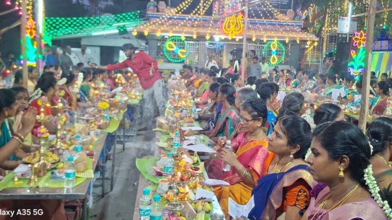 காஞ்சிபுரம் குளக்கரை மாரியம்மன் ஆலயத்தில் ஆடித் திருவிழா தொடக்கம் – திருவிளக்கு பூஜையில் நூற்றுக்கும் மேற்பட்ட பெண்கள் பங்கேற்பு