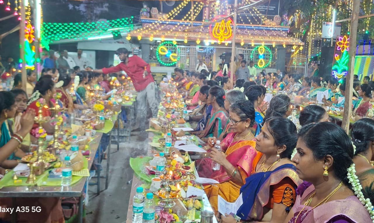 காஞ்சிபுரம் குளக்கரை மாரியம்மன் ஆலயத்தில் ஆடித் திருவிழா தொடக்கம் – திருவிளக்கு பூஜையில் நூற்றுக்கும் மேற்பட்ட பெண்கள் பங்கேற்பு