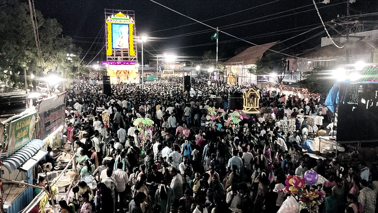 தூத்துக்குடி தூய பனிமய மாதா பேராலய 444 வது ஆண்டு திருவிழாவை முன்னிட்டு திவ்ய நற்கருணை பவனி
