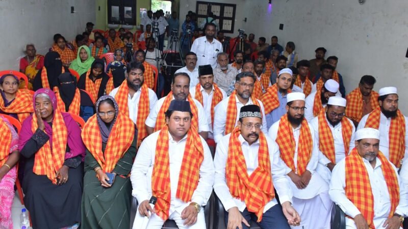 சென்னையில் 300-க்கும் மேற்பட்ட இஸ்லாமியர்கள் தமிழக வெற்றி கழகத்தில் இணைந்தனர்