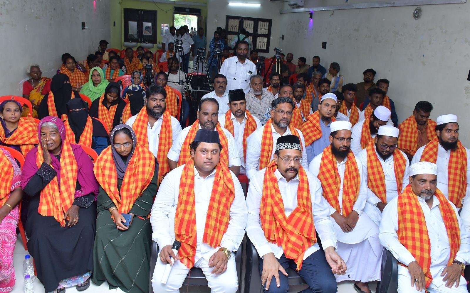 சென்னையில் 300-க்கும் மேற்பட்ட இஸ்லாமியர்கள் தமிழக வெற்றி கழகத்தில் இணைந்தனர்