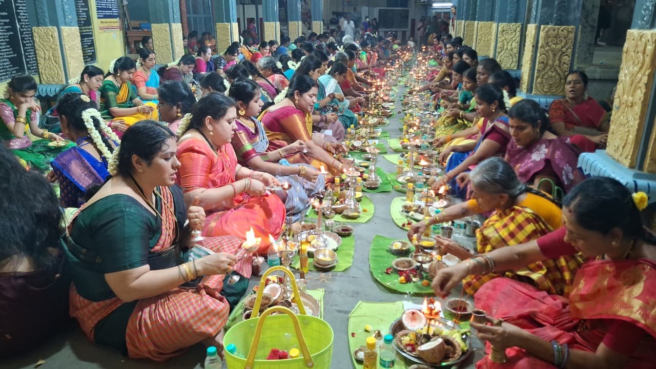 காஞ்சிபுரம் முத்தீஸ்வரர் ஆலயத்தில் உலக மக்கள் நலன் வேண்டி திருவிளக்கு பூஜை – 300க்கும் மேற்பட்ட பெண்கள் பக்தியுடன் பங்கேற்பு