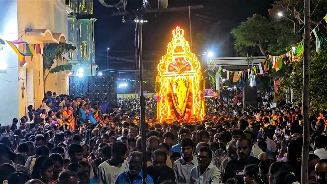 தூத்துக்குடி பனிமய மாதா பேராலய 444வது ஆண்டு திருவிழா – மாதா சொரூப பவனியில் பல்லாயிரக்கணக்கானோர் பங்கேற்பு