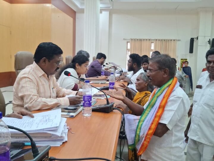 காஞ்சிபுரம் மக்கள் குறைதீர்க்கும் கூட்டம்: மாவட்ட ஆட்சியரிடம் பொதுமக்கள் மனு