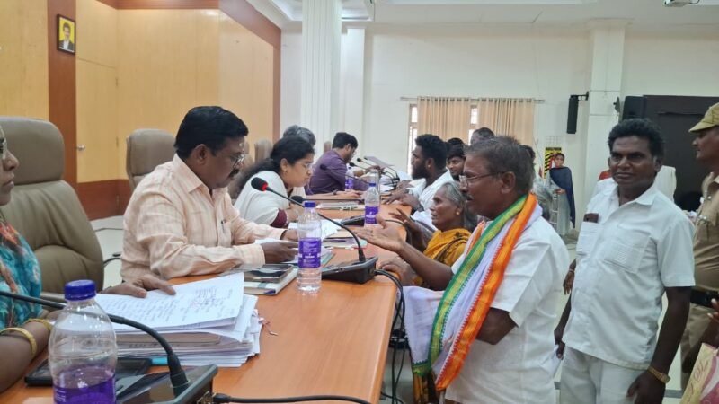 காஞ்சிபுரம் மக்கள் குறைதீர்க்கும் கூட்டம்: மாவட்ட ஆட்சியரிடம் பொதுமக்கள் மனு