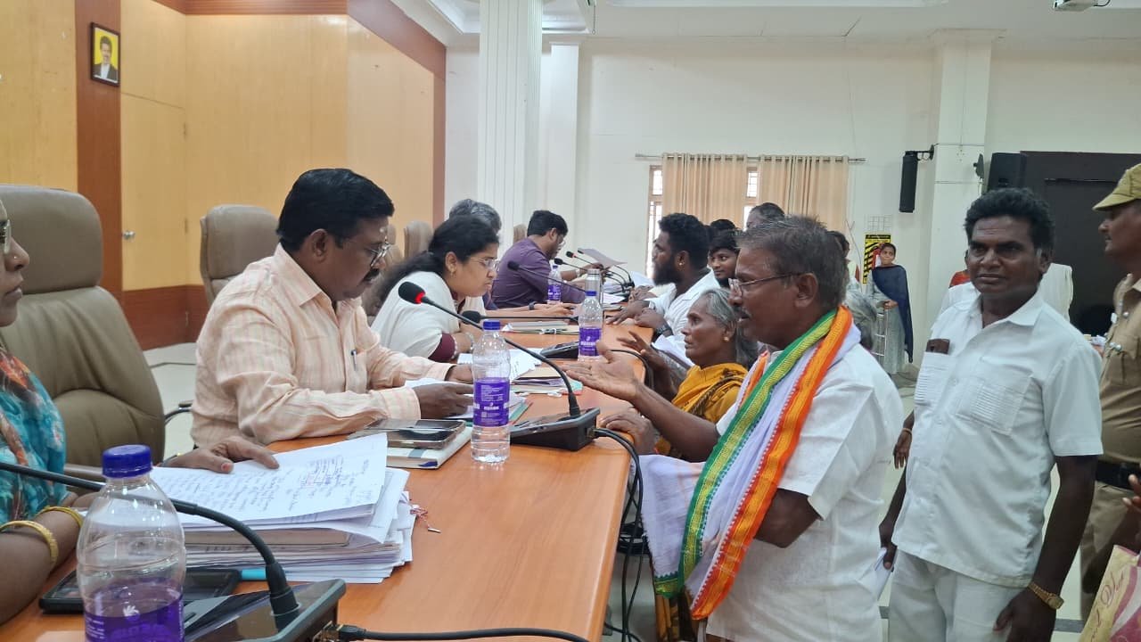 காஞ்சிபுரம் மக்கள் குறைதீர்க்கும் கூட்டம்: மாவட்ட ஆட்சியரிடம் பொதுமக்கள் மனு