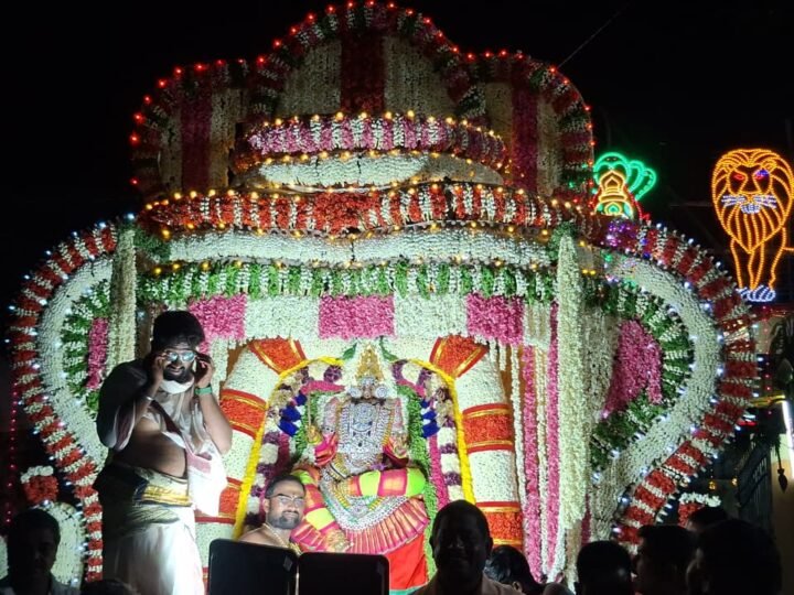 காஞ்சிபுரம் ஆகாய கன்னி அம்மன் புஷ்பத் தேர் வீதி உலா – ஏராளமான பக்தர்கள் பங்கேற்பு