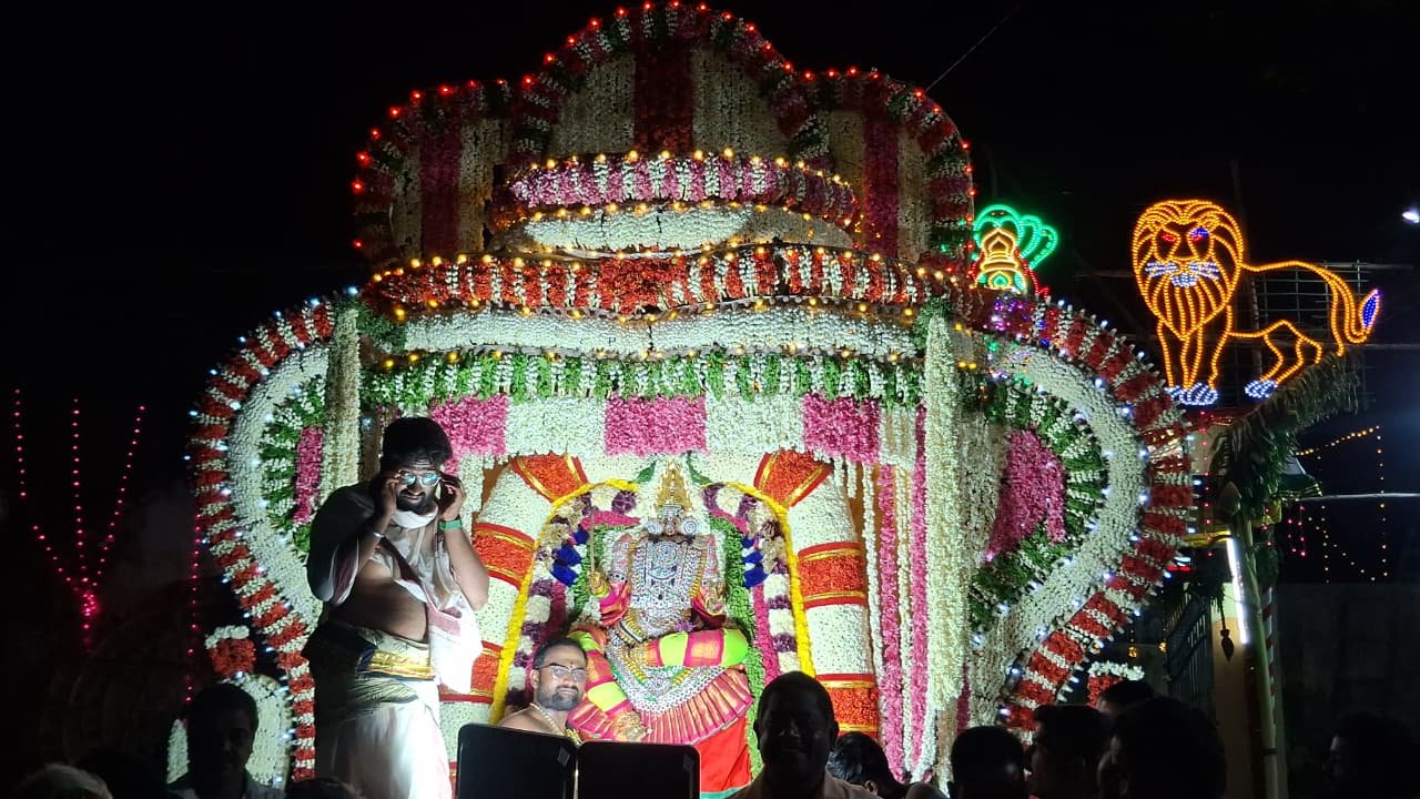 காஞ்சிபுரம் ஆகாய கன்னி அம்மன் புஷ்பத் தேர் வீதி உலா – ஏராளமான பக்தர்கள் பங்கேற்பு