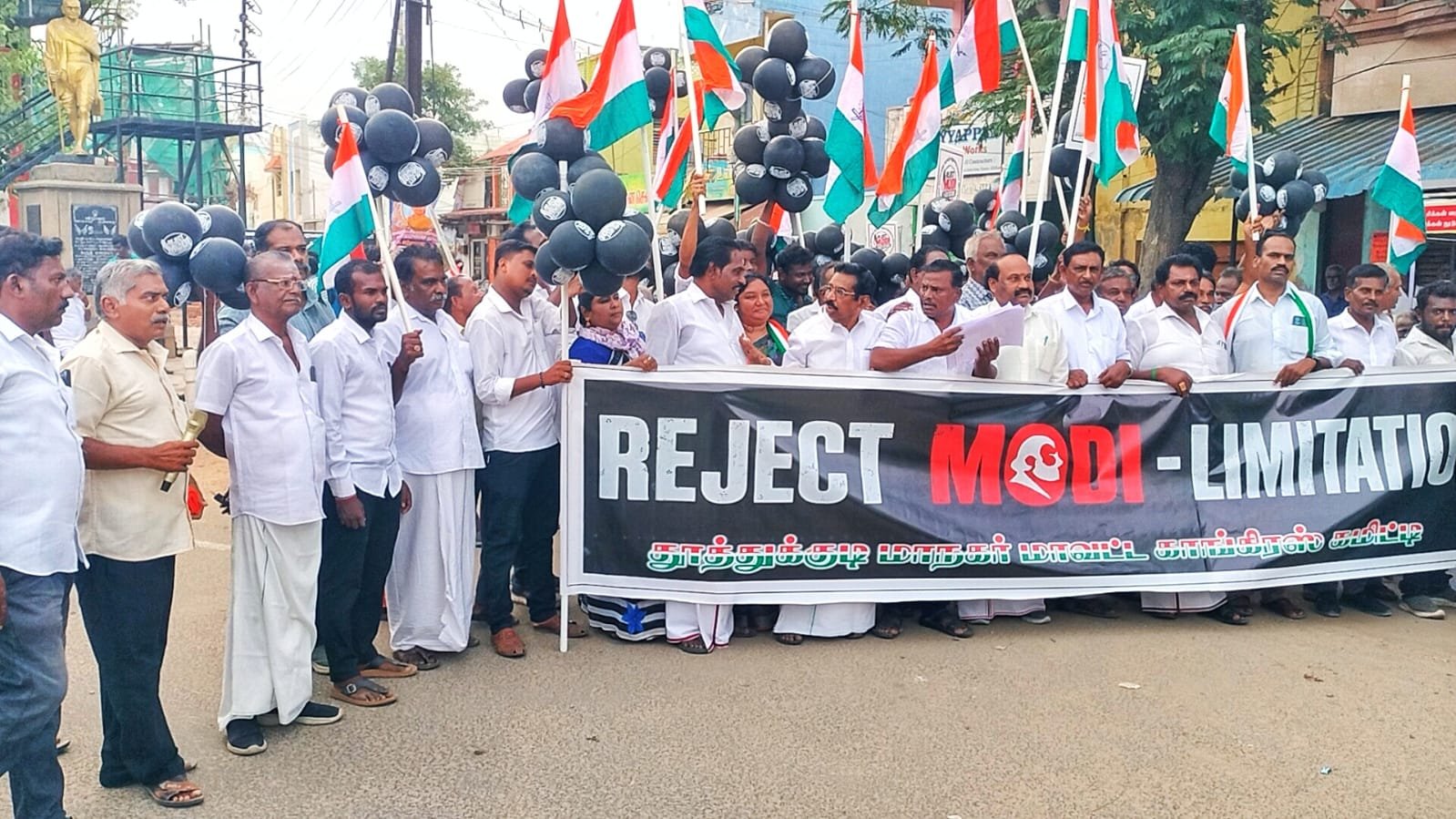 தூத்துக்குடியில் தொகுதி மறுவரையறைக்கு எதிர்ப்பு: கருப்பு பலூன்களுடன் காங்கிரஸ் அமைதி ஊர்வலம்