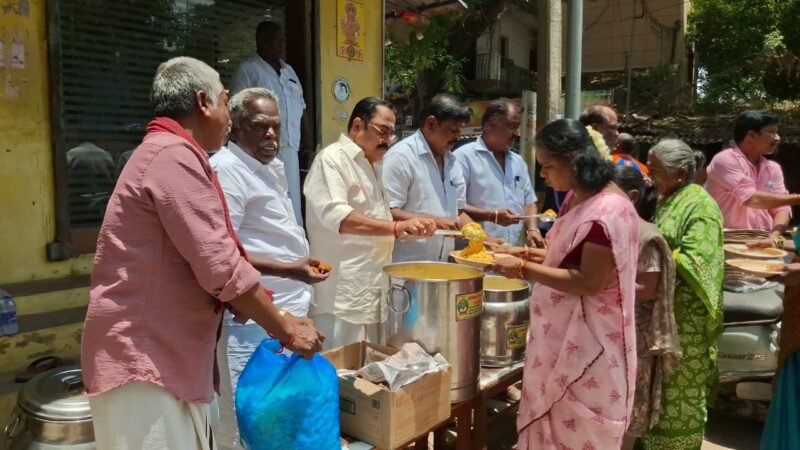 காஞ்சிபுரத்தில் ஆடி மாத அமாவாசையையொட்டி அறுசுவை அன்னதானம்