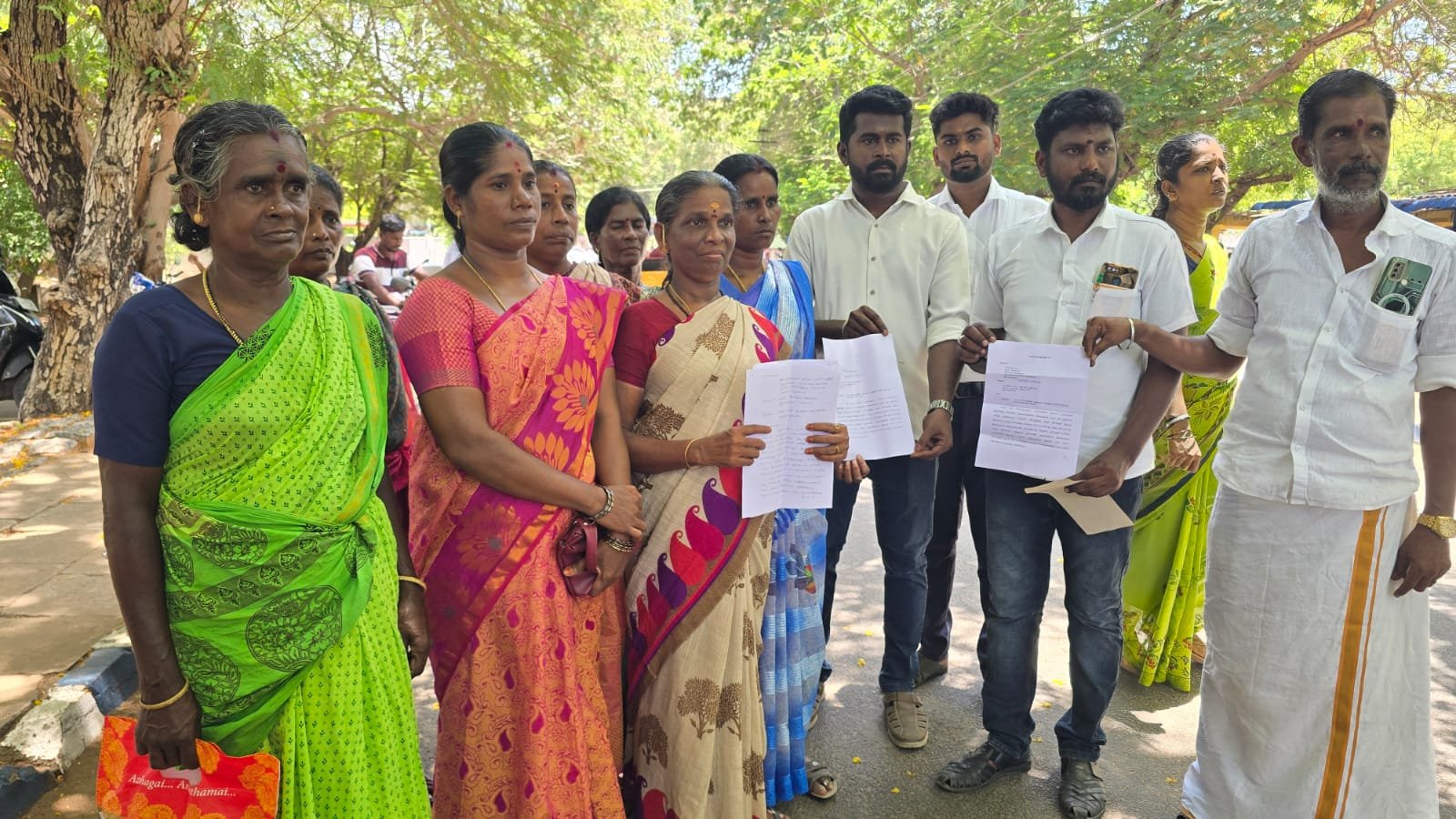 ராமநாதபுரம் மொட்டையன்வலசையில் பேருந்து வசதி இல்லை: 3 கி.மீ. நடக்கும் 200 குடும்பங்கள்