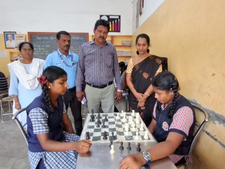 காஞ்சிபுரத்தில் மாவட்ட அளவிலான சதுரங்கப் போட்டி: 120 மாணவ, மாணவிகள் பங்கேற்பு