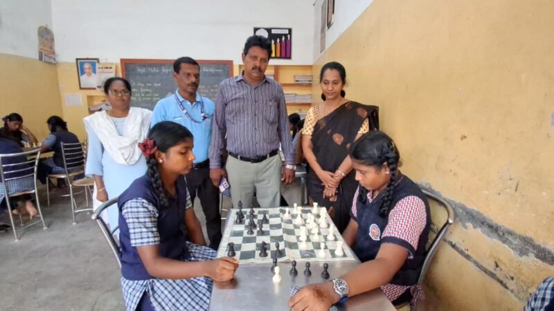 காஞ்சிபுரத்தில் மாவட்ட அளவிலான சதுரங்கப் போட்டி: 120 மாணவ, மாணவிகள் பங்கேற்பு