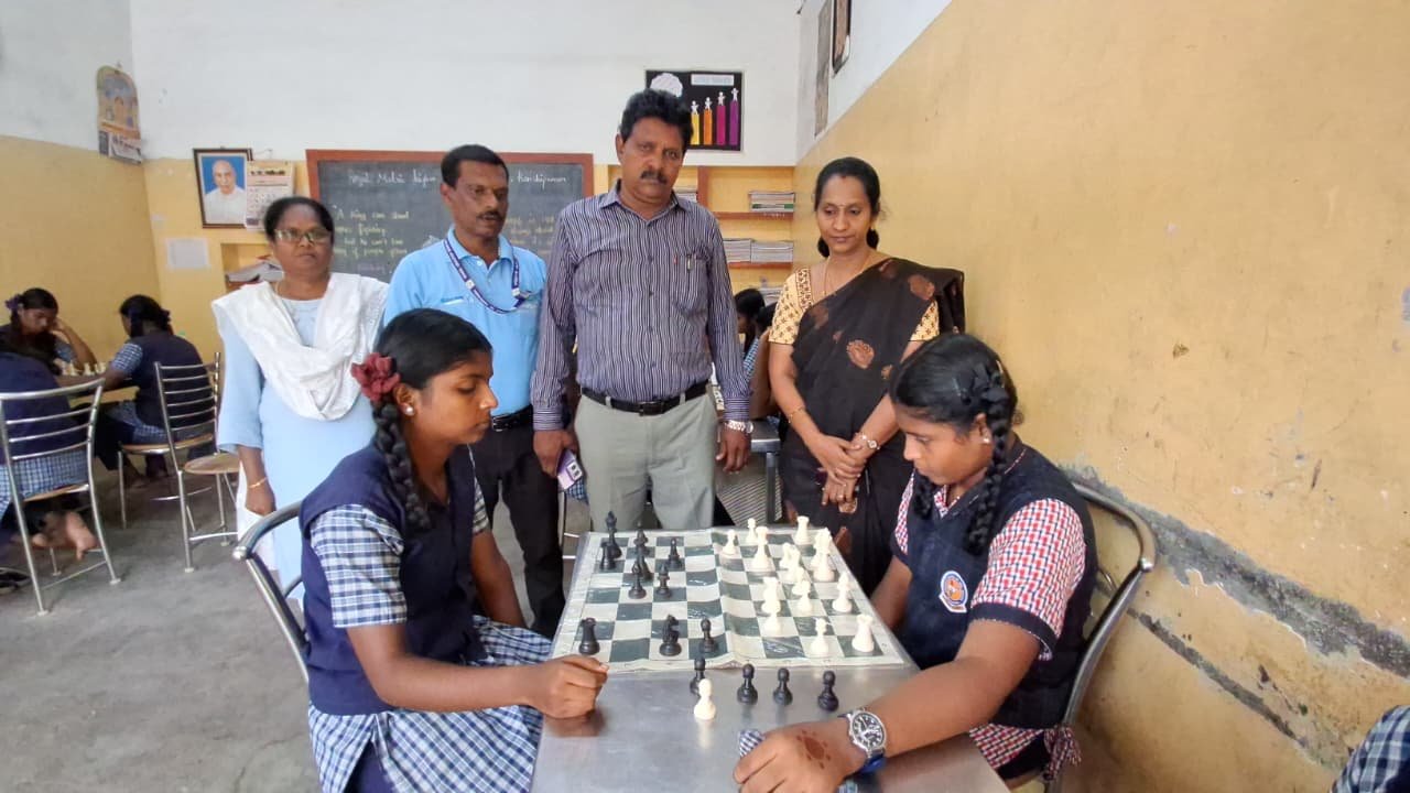காஞ்சிபுரத்தில் மாவட்ட அளவிலான சதுரங்கப் போட்டி: 120 மாணவ, மாணவிகள் பங்கேற்பு