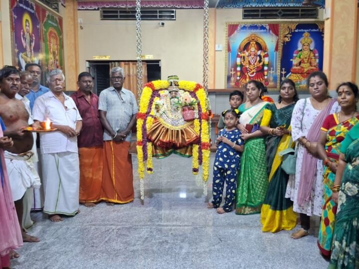 காஞ்சிபுரம் பத்ரகாளி அம்மன் ஆலயத்தில் வரலட்சுமி விரதம்: கோ பூஜை, சந்தனக் காப்பு அலங்காரம்