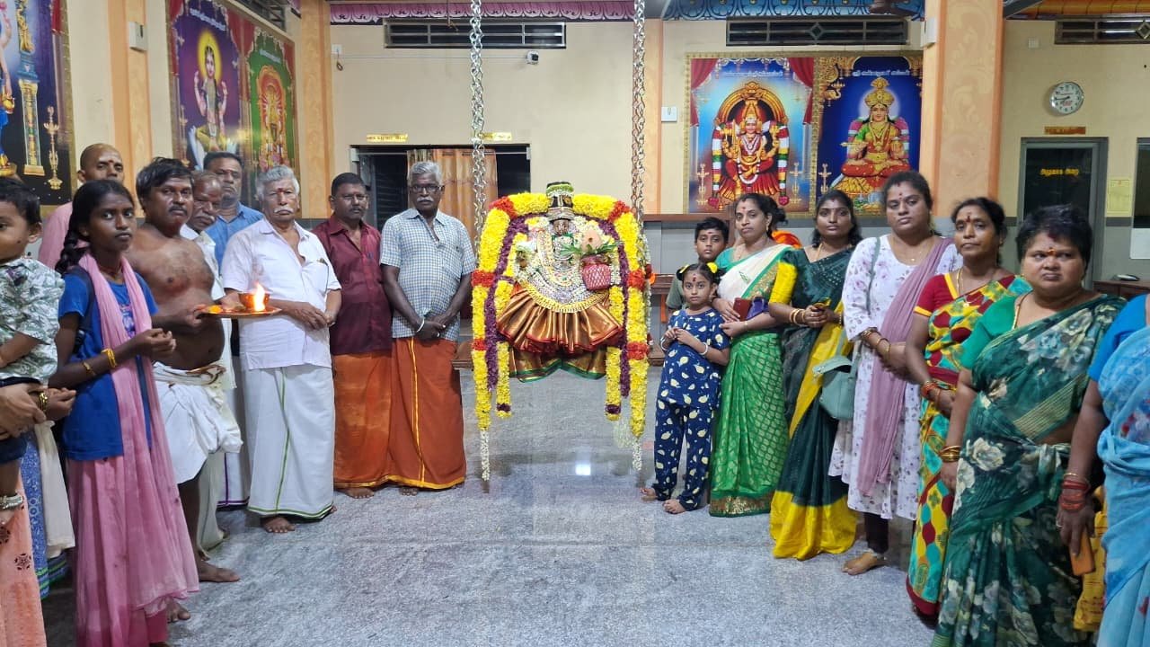 காஞ்சிபுரம் பத்ரகாளி அம்மன் ஆலயத்தில் வரலட்சுமி விரதம்: கோ பூஜை, சந்தனக் காப்பு அலங்காரம்