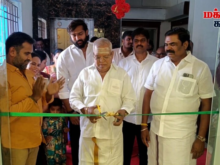 திருநெல்வேலி கே.டி.சி நகரில் மூன் லிட் கவரிங் நகைகள் விற்பனை நிலையம் கோலாகல திறப்பு