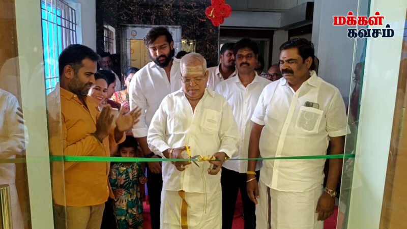 திருநெல்வேலி கே.டி.சி நகரில் மூன் லிட் கவரிங் நகைகள் விற்பனை நிலையம் கோலாகல திறப்பு