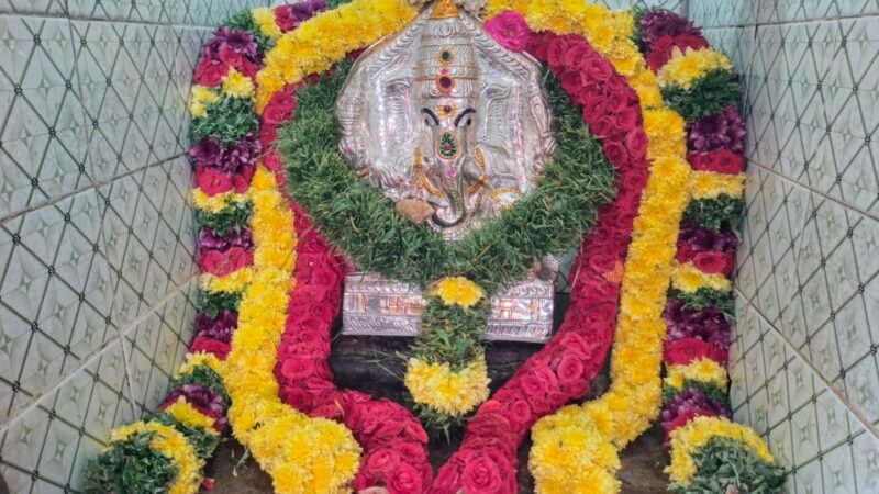 ராமநாதபுரம் வசந்தநகரில் விநாயகர் சதுர்த்தி விழா – வெள்ளிக்கவச அலங்காரத்தில் அருள்பாலித்த செல்வ விநாயகர்
