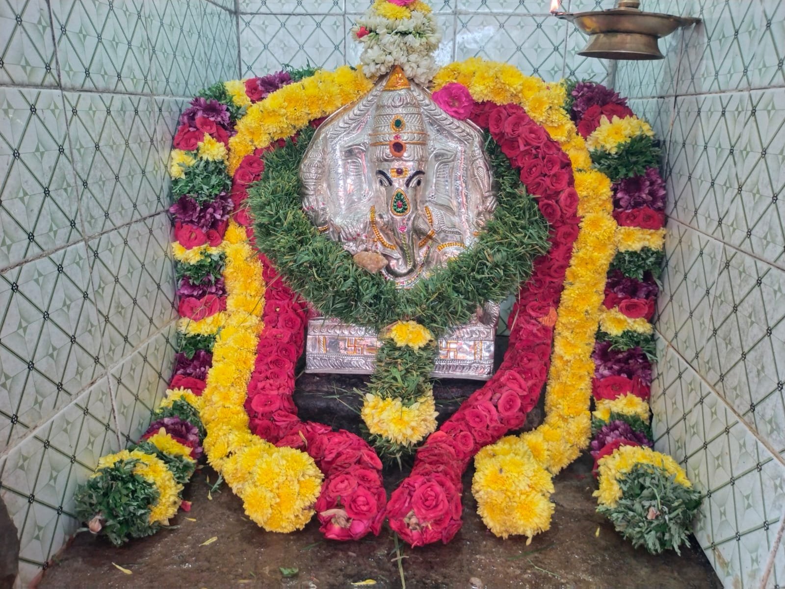 ராமநாதபுரம் வசந்தநகரில் விநாயகர் சதுர்த்தி விழா – வெள்ளிக்கவச அலங்காரத்தில் அருள்பாலித்த செல்வ விநாயகர்