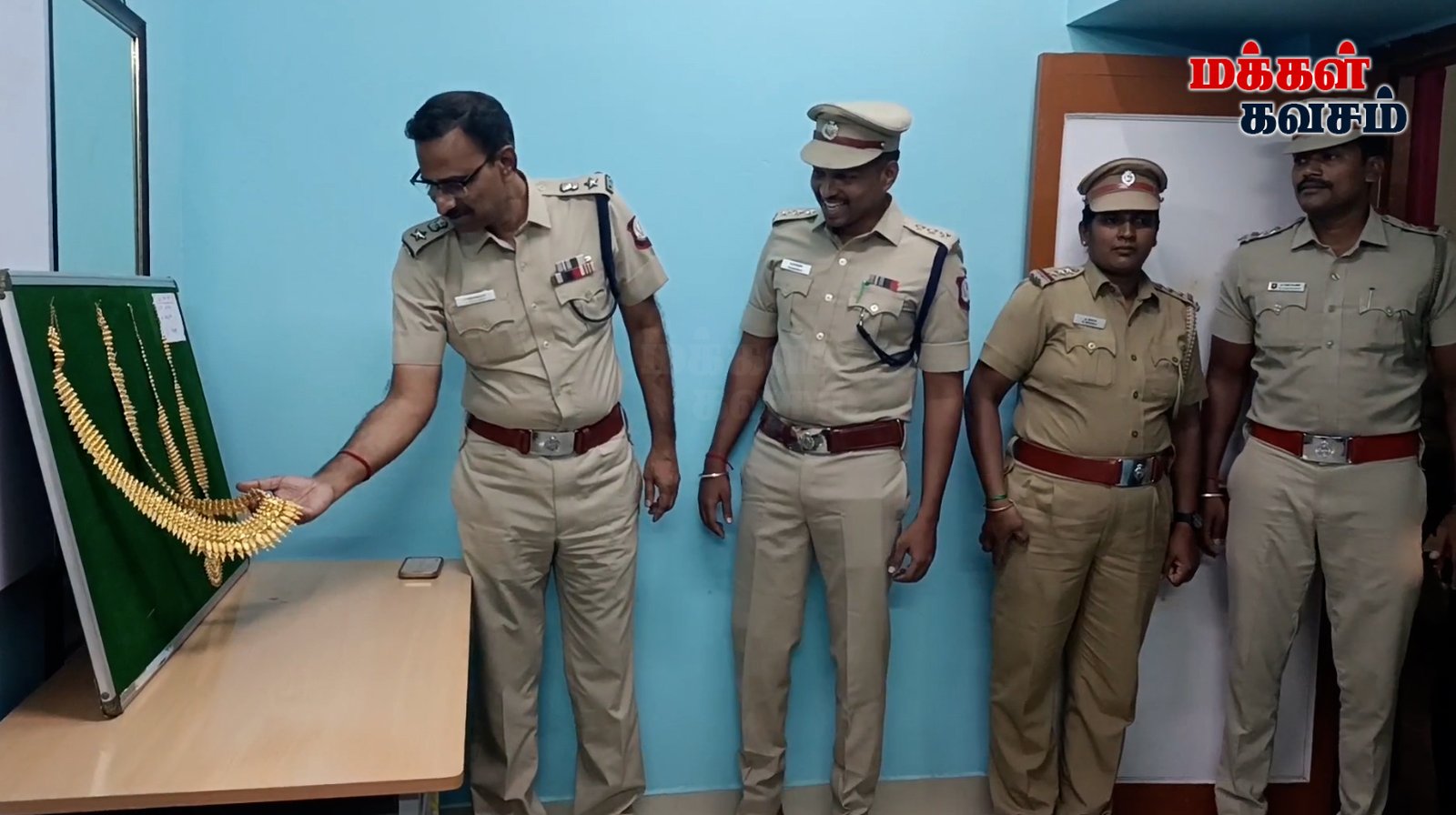 திண்டுக்கல்லில் காரின் மேற்கூரையில் இருந்து தவறி விழுந்த 50 பவுன் நகை மீட்பு