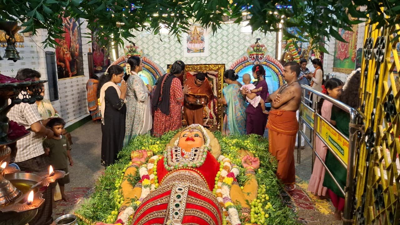 காஞ்சிபுரம் தாய் படவேட்டம்மன் கோயிலில் முப்பெரும் சக்திகள் அலங்காரம்!