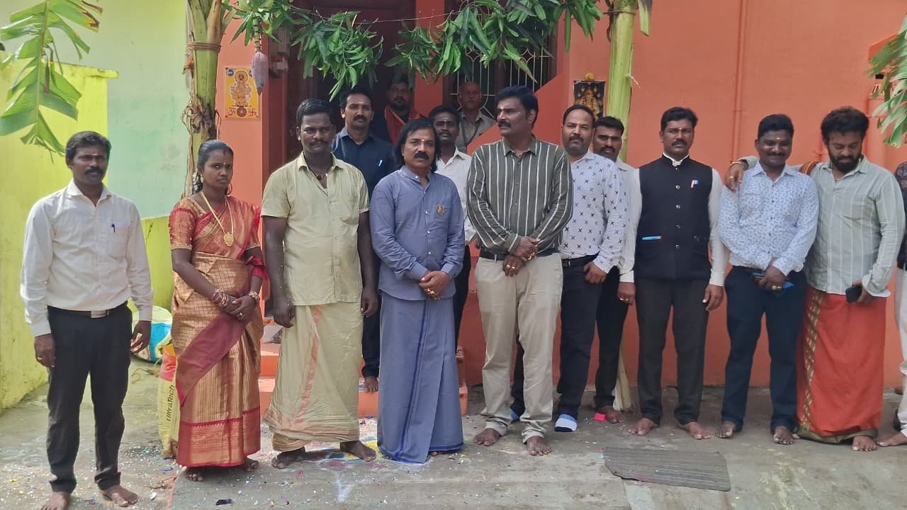 15 ஆண்டுகளாகப் பணியாற்றிய பள்ளி வாகன ஓட்டுநருக்கு புதிய வீடு பரிசளித்த தாளாளர்!