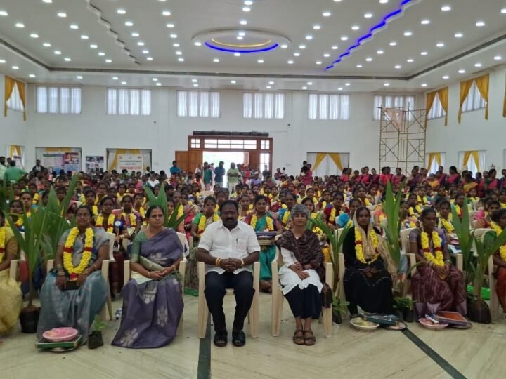 காஞ்சிபுரத்தில் சமுதாய வளைகாப்பு: கர்ப்பிணிகளுக்கு மரக்கன்றுகள் வழங்கல்
