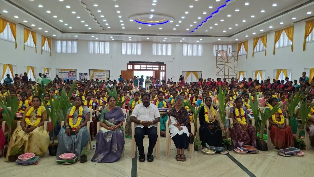 காஞ்சிபுரத்தில் சமுதாய வளைகாப்பு: கர்ப்பிணிகளுக்கு மரக்கன்றுகள் வழங்கல்