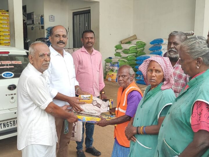 ராமநாதபுரத்தில் தூய்மைப் பணியாளர்களுக்கு தீபாவளிப் பரிசுத் தொகுப்பு