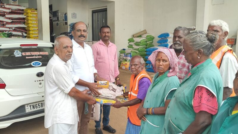 ராமநாதபுரத்தில் தூய்மைப் பணியாளர்களுக்கு தீபாவளிப் பரிசுத் தொகுப்பு