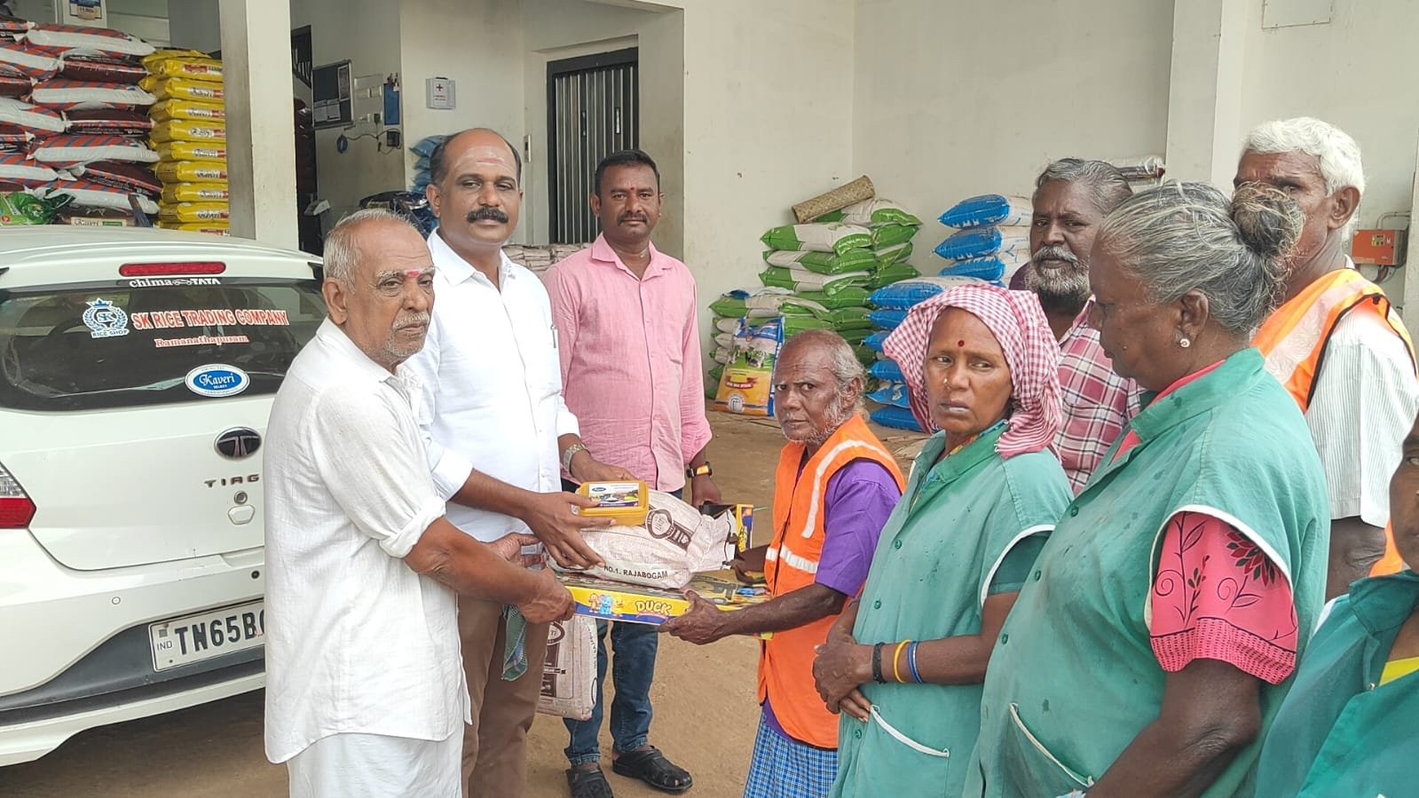 ராமநாதபுரத்தில் தூய்மைப் பணியாளர்களுக்கு தீபாவளிப் பரிசுத் தொகுப்பு