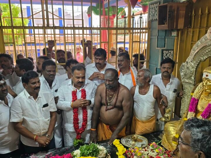 பசும்பொன்னில் தேவர் நினைவிடத்தில் மாணிக்கம் தாகூர் மரியாதை