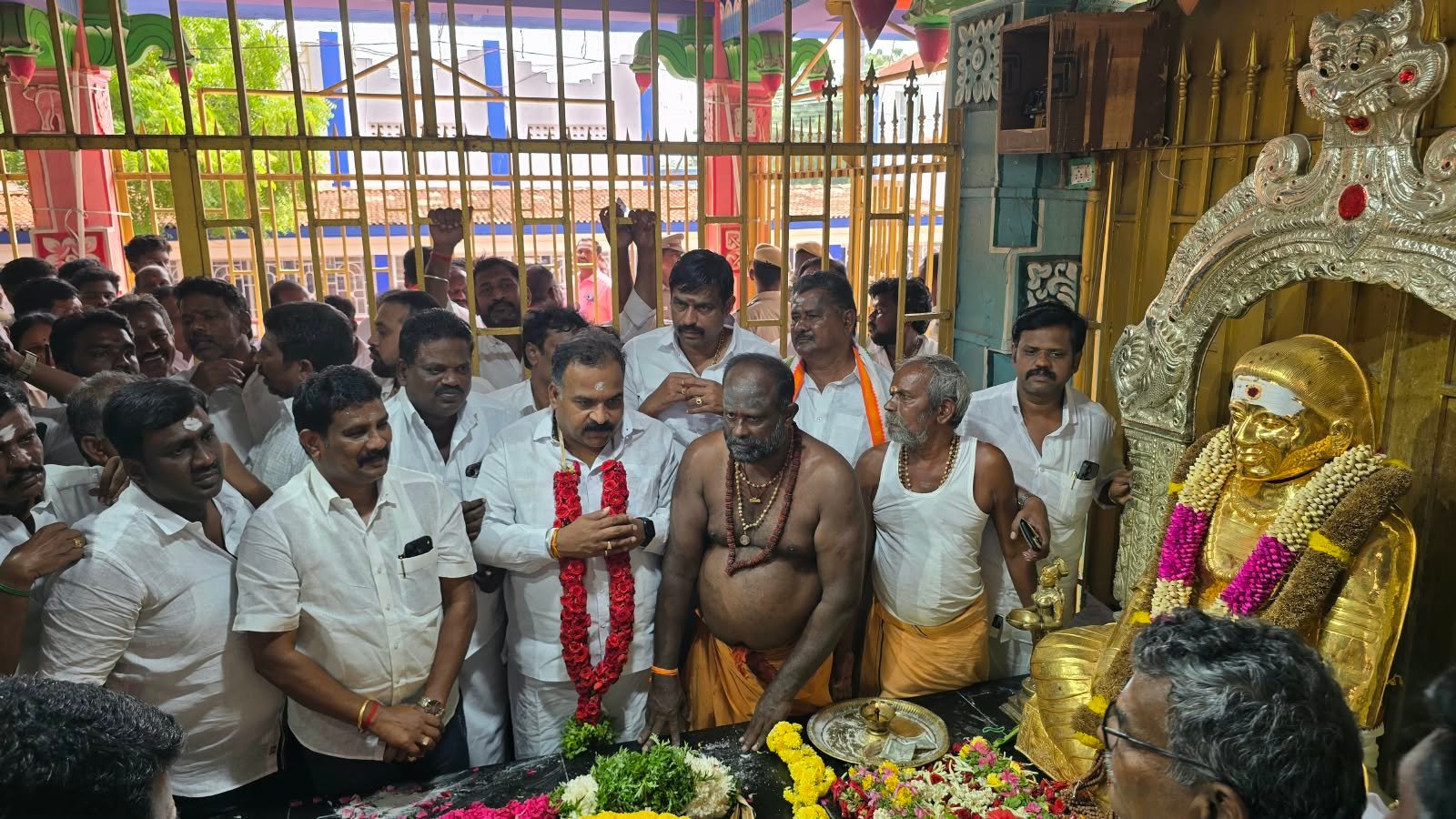 பசும்பொன்னில் தேவர் நினைவிடத்தில் மாணிக்கம் தாகூர் மரியாதை