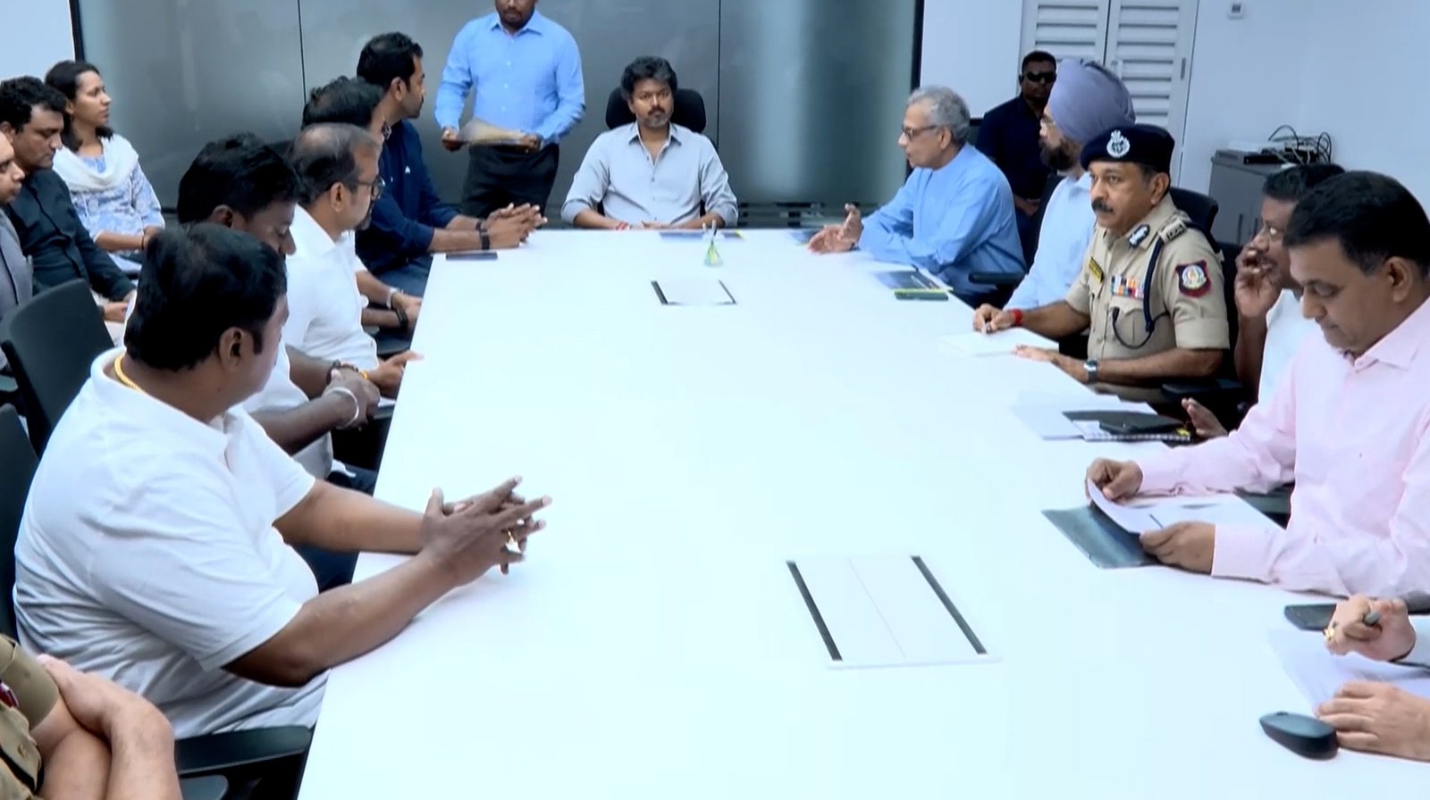 சென்னையில் மழை முன்னெச்சரிக்கை: ரிப்பன் மாளிகையில் முதல்வர் ஜோசப் விஜய் ஆய்வு